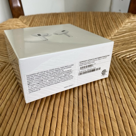Apple AirPods Pro - Picture 3 of 3